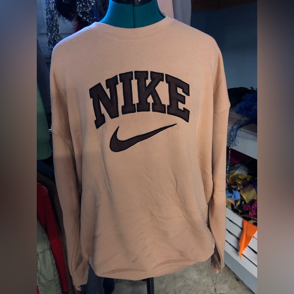 Nike embroidered crew neck . Unisex sweatshirt